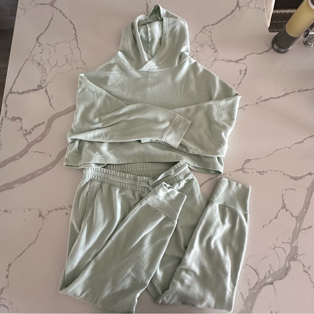 Fabletics Sea Foam Green Matching Crop Top & Jogger Set Size Large